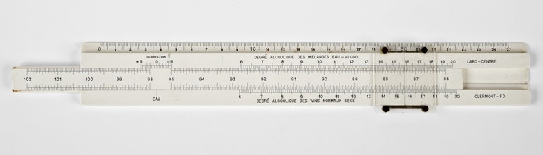 regolo calcolatore con tavole logaritmiche Stock Photo