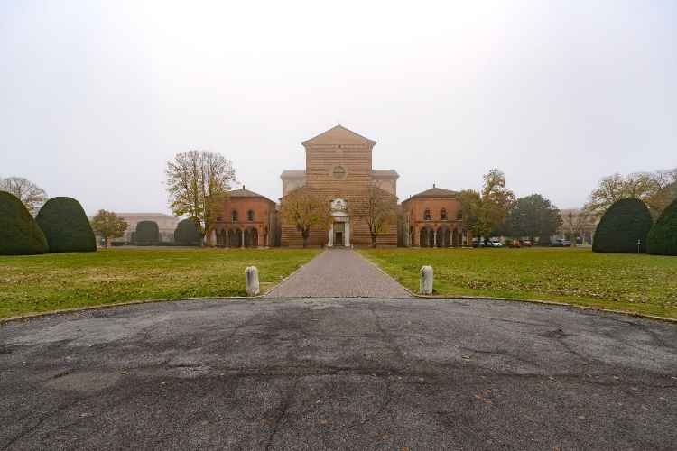thumbs/Cimiteri_SM/Cimitero-della-Certosa-di-Ferrara_foto-Andrea-Scardova_01-med.jpg