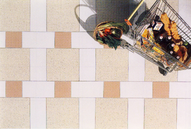 La serie GRES FAENZA, prodotto completamente greificato, conserva le caratteristiche estetiche di un elemento ceramico smaltato. La superficie è caratterizzata da uno strato di smalto ad alto spessore perfettamente ancorato al supporto e di compattezza e omogeneità elevata. La serie, proposta in una vasta gamma di colori e dalle molteplici componibilità per i formati: 50×50, 25x50 e 25x25, 33x30, 20x20, 10×10, 10×30. Immagine di un'ambientazione tratta dal catalogo: GRES FAENZA anni '80-90.
