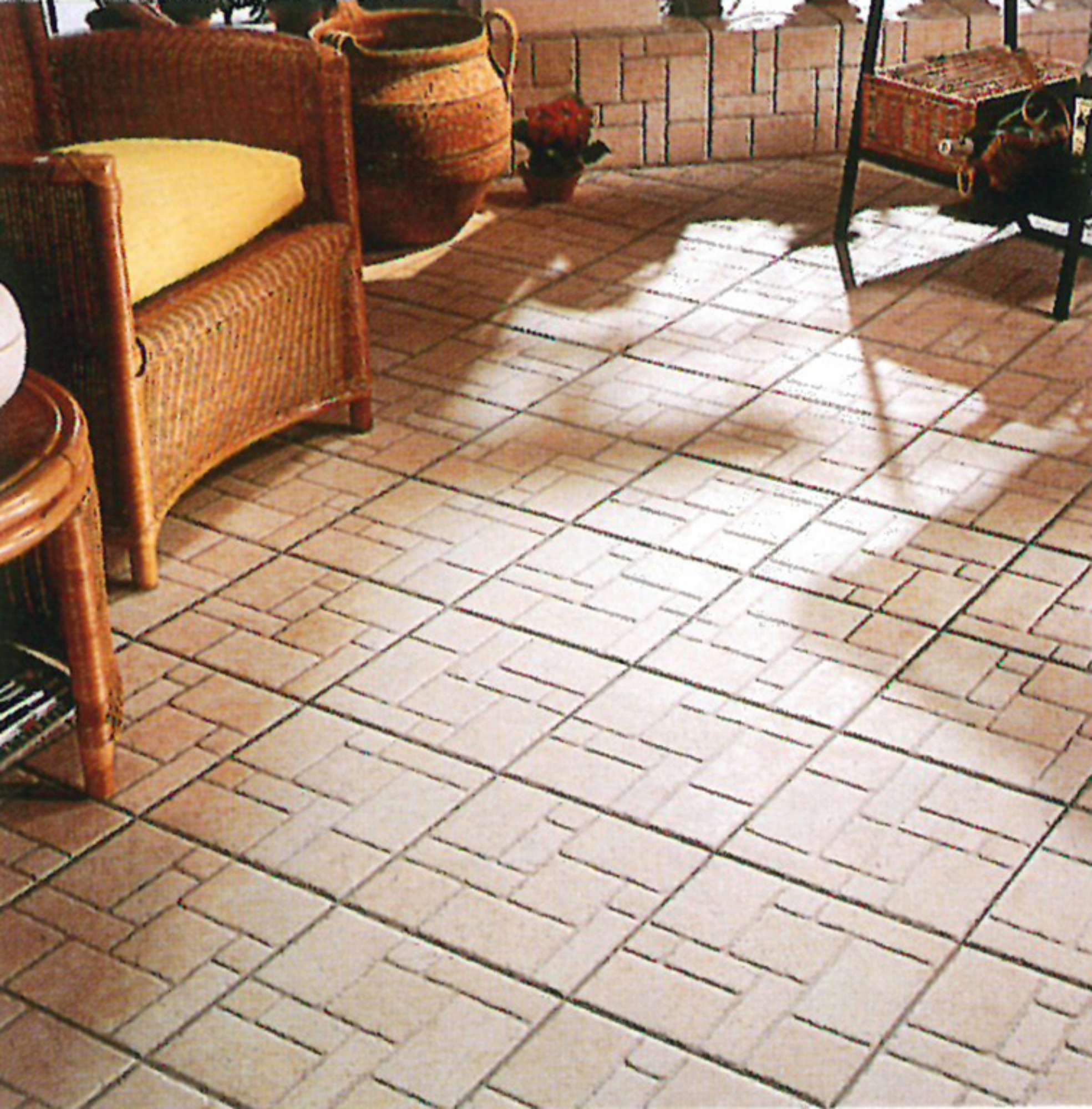 La serie "Metropolgres", in grès porcellanato, si presenta con questo design "Tokyo", proposto in cinque colori e tre diversi tipi di fondo. Questo prodotto era commercializzato per caratterizzare il restauro di edifici storici o per giardini. La resistenza e il buon grado di antiscivolosità R11 ne permettevano un impiego per ambienti esterni. Prodotto nei formati 30x30 e 45x45 cm. Immagine tratta da CA Ceramica per l'Architettura n.32, luglio 1989, p.37.