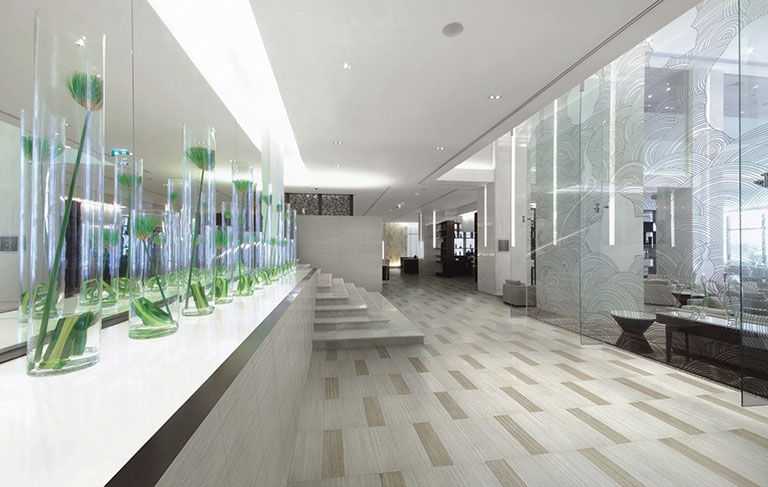 "Uniqua", travertino nobile in grès porcellanato, è eterna come le opere della antica Roma e moderna come le soluzioni dell’architettura contemporanea. La gamma si compone di quattro colori (Tiburtina, Argentum, Tivoli, Imperium) monocalibro, squadrati e rettiﬁcati, con ﬁnitura naturale nei formati 60x60, 30x60 e 14,7x60 cm e ﬁnitura lappata nei formati 60x60 e 30x60 cm. 2011. 