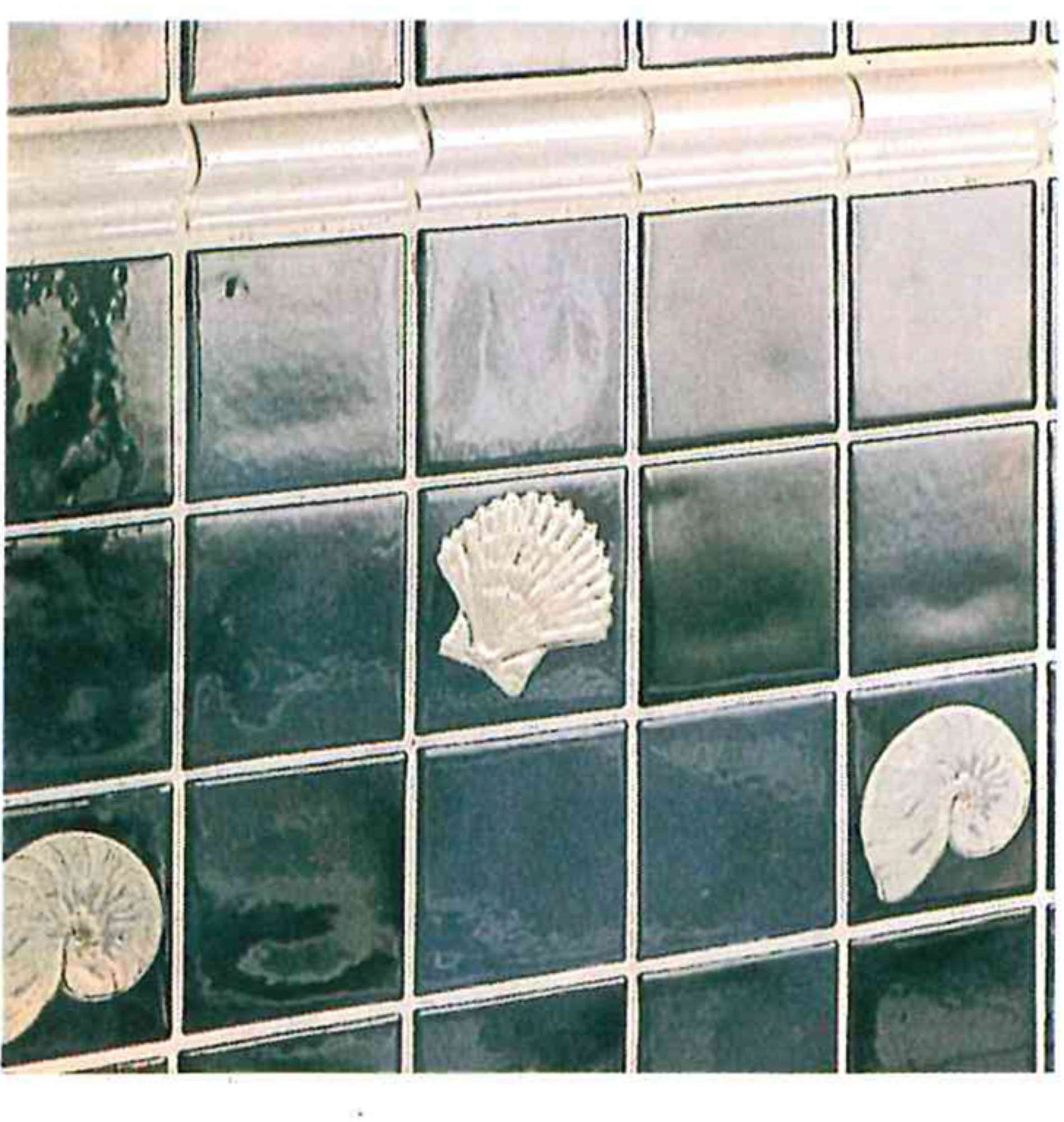 Nella linea "Grandi Piccoli" ogni pezzo era interamente realizzato a mano e nell'insieme davano la possibilità di realizzare ogni soluzione adatta sia per l'impiego in bagno che in cucina. Immagine tratta da: CA Ceramica per l'Architettura n.2, giugno 1988, p.60.