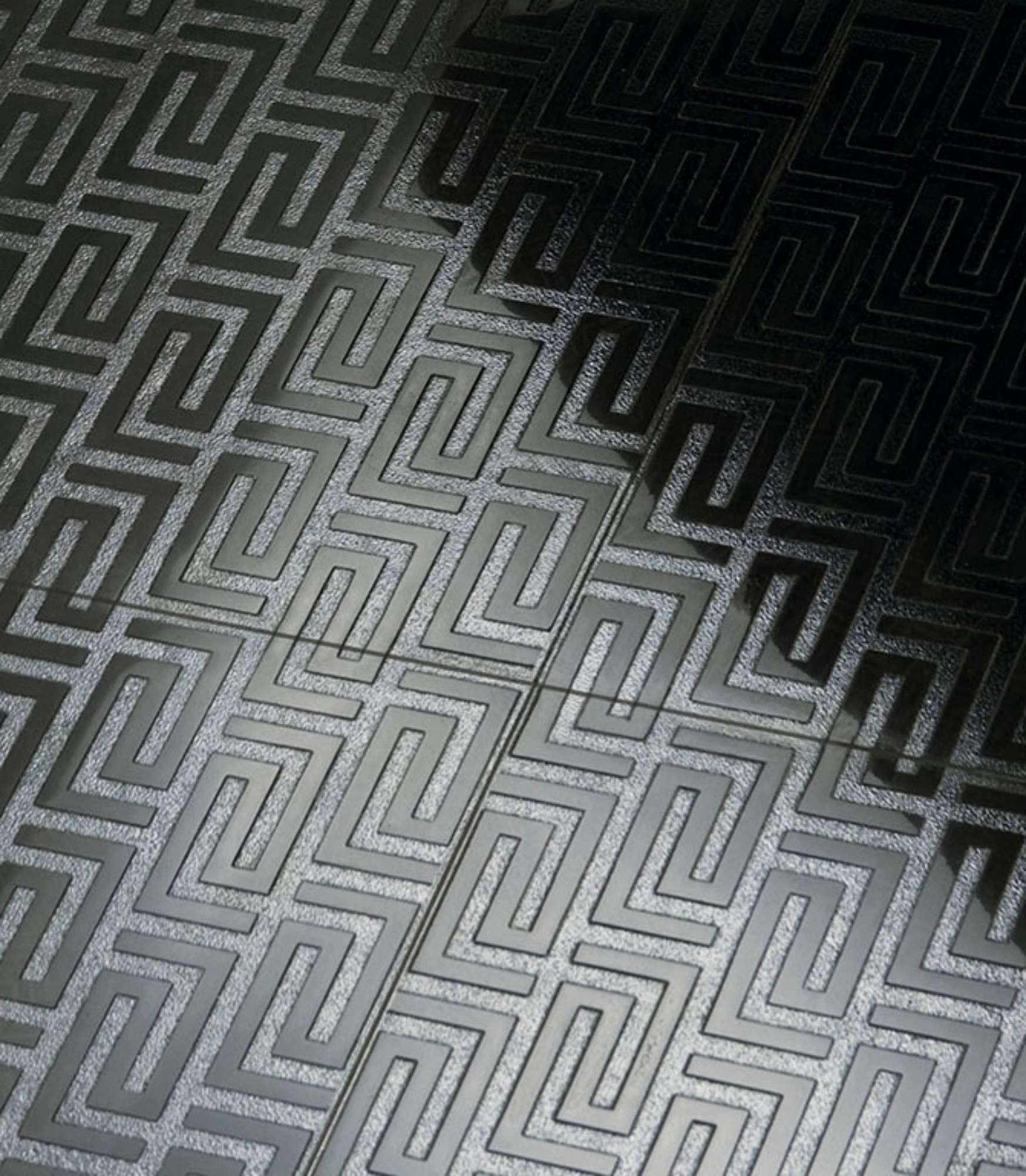 Extraformato, purissimi cristalli Swarovski e nuove texture in superﬁcie. "Palace Living", la collezione che testimonia l’evoluzione estetica di Versace Home, siè arricchita di decorazioni, texture e formati. "Living Gold" è infatti proposto anche nelle dimensioni extra 40x80 e 20x80 cm; si tratta di lastre perfettamente rettiﬁcate, accostabili senza soluzione di continuità. 2011.