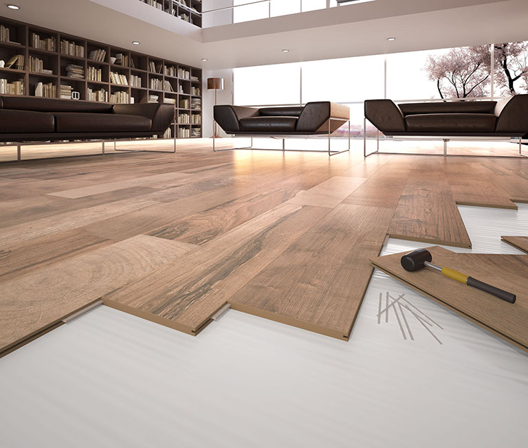 Grès effetto legno che si posa a secco senza colla e stucco. Può essere applicato persino sopra vecchi pavimenti in caso di ristrutturazioni, in modo rapido realizzando una superficie stabile, continua, senza fughe e immediatamente calpestabile. Le piastrelle rimangono intatte con il passare degli anni: non si rovinano con urti o graffi non cambiano tonalità con il tempo o con i raggi solari. 2013.