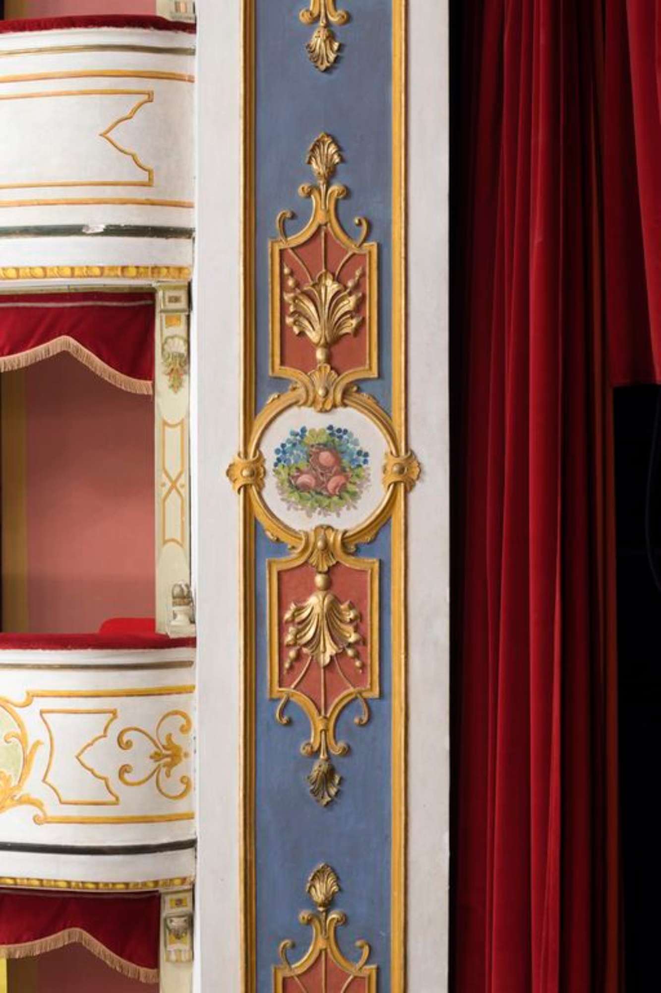 Novellara,Teatro della Rocca "Franco Tagliavini", particolare dell'arcoscenico (foto Andrea Scardova, IBC) 2017