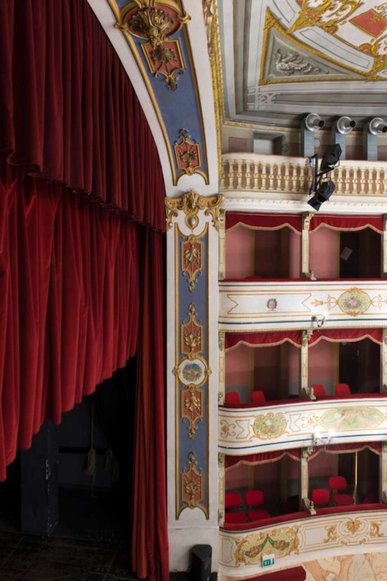 Novellara,Teatro della Rocca "Franco Tagliavini", particolare dell'arcoscenico (foto Andrea Scardova, IBC) 2017