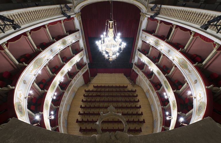 Novellara,Teatro della Rocca "Franco Tagliavini", la sala vista dal loggione (foto Andrea Scardova, IBC) 2017