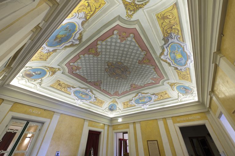 Novellara,Teatro della Rocca "Franco Tagliavini", panoramica dell'atrio d'ingresso e foyer (foto Andrea Scardova, IBC) 2017