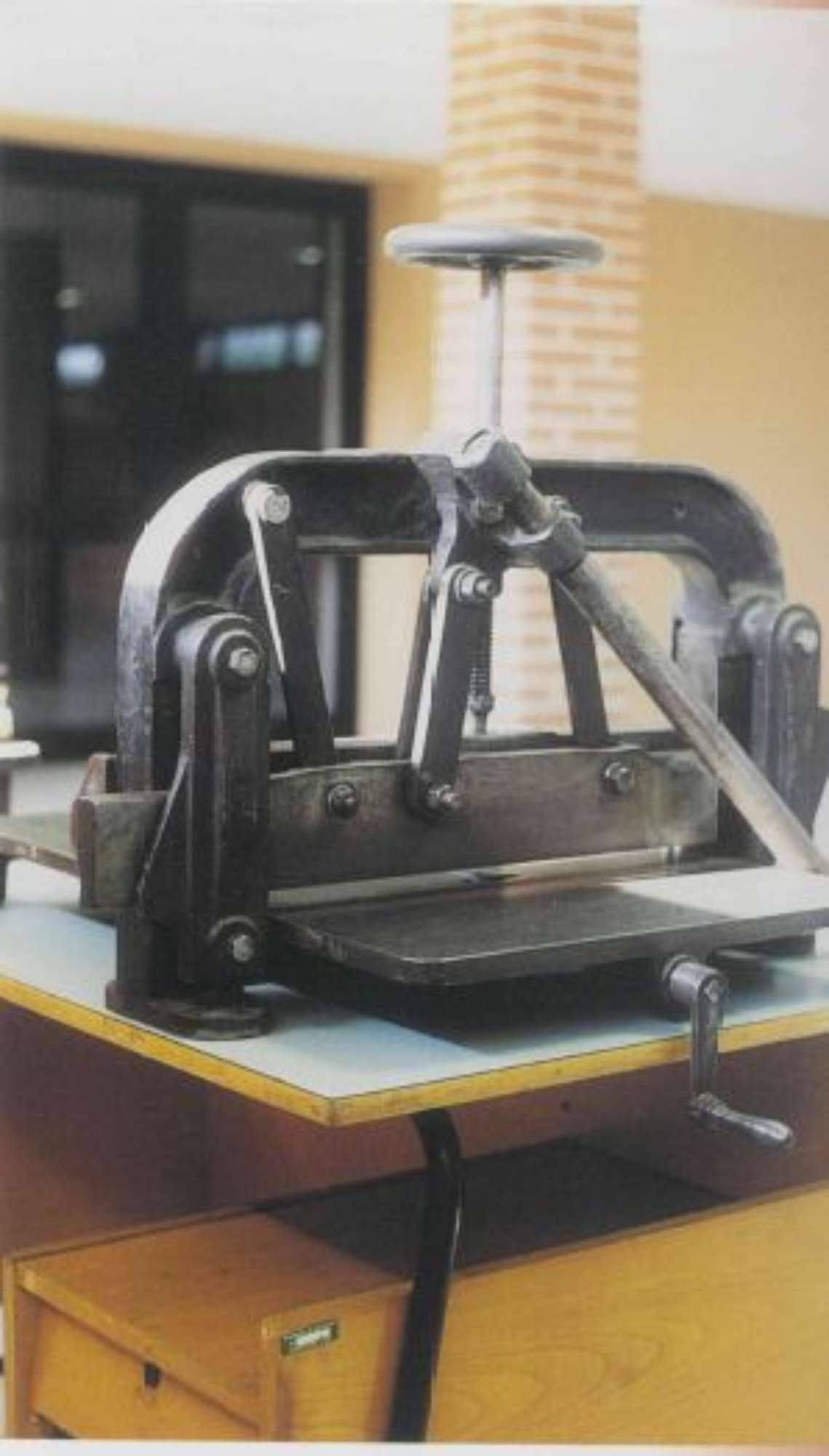 Tagliacarte da tavolo a leva centrale